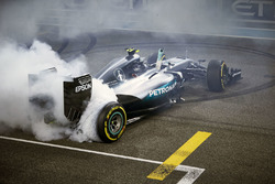 Le deuxième, Nico Rosberg, Mercedes AMG F1 W07 Hybrid fête son titre de Champion du monde à la fin de la course