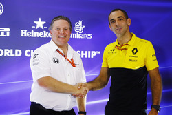 Zak Brown, directeur exécutif du McLaren Technology Group, Cyril Abiteboul, directeur général de Renault Sport F1 Team, se serrent les mains dans le paddock