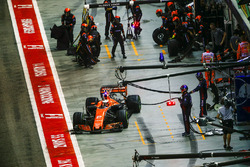 Stoffel Vandoorne, McLaren MCL32, quitte son stand