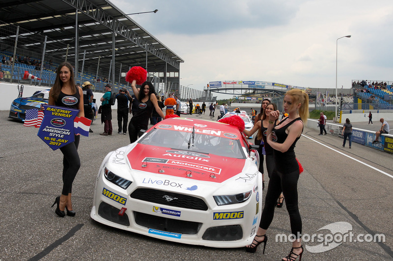 Gridgirls am Auto von  Borja Garcia, Racers Motorsport Ford