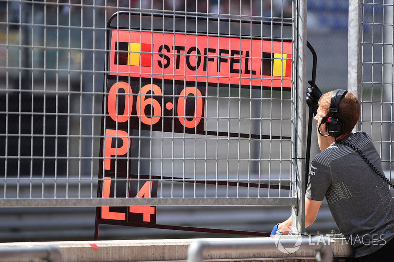 Pit board for Stoffel Vandoorne, McLaren