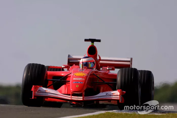 Ferrari en el Gran Premio de Francia de 2001: Ferrari siguió con el clásico juego de suplantar a Marlboro, en un coche casi rojo inmaculado
