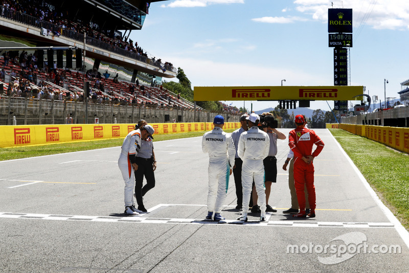 Fernando Alonso, McLaren, Valtteri Bottas, Mercedes AMG F1, Lewis Hamilton, Mercedes AMG F1, Sebastian Vettel, Ferrari, son entrevistados después de la calificación
