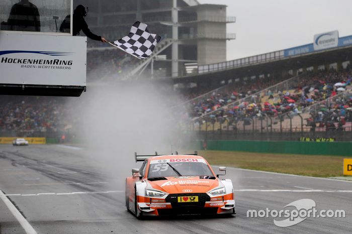 Bandera a cuadros para Jamie Green, Audi Sport Team Rosberg