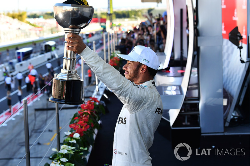 Il vincitore della gara Lewis Hamilton, Mercedes AMG F1 festeggia sul podio con il trofeo