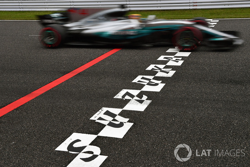 Lewis Hamilton, Mercedes-Benz F1 W08 sur la ligne d'arrivée