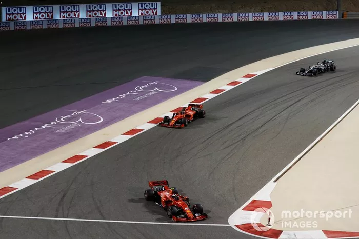 Charles Leclerc, Ferrari SF90, Sebastian Vettel, Ferrari SF90 y Lewis Hamilton, Mercedes AMG F1 W10