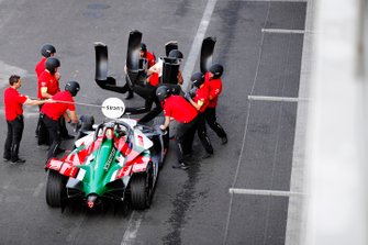 Lucas Di Grassi , Audi Sport ABT Schaeffler, Audi e-tron FE05, effettua un pit stop