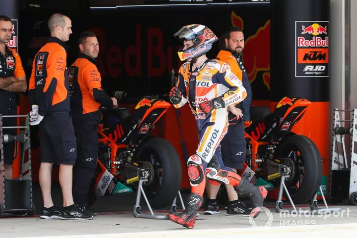 Jorge Lorenzo, Repsol Honda Team, corre pelo pitlane