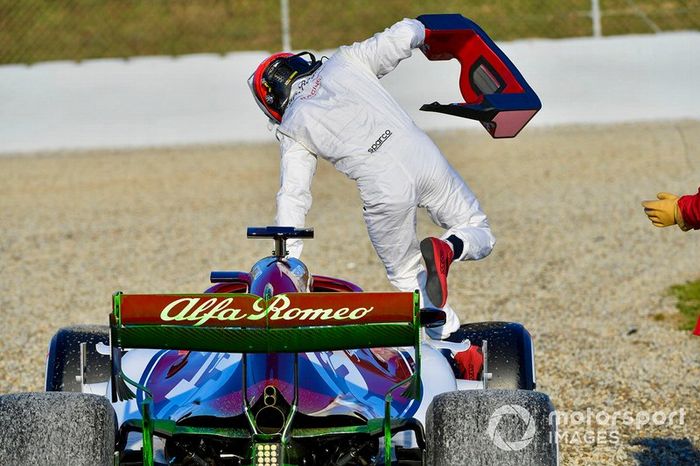 Kimi Raikkonen, Alfa Romeo Racing C38, trompea y encalla en la arena