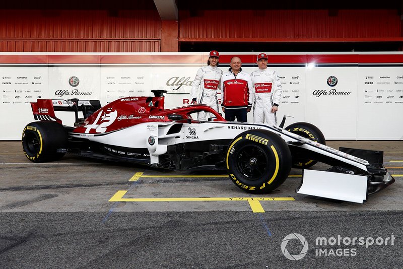 Antonio Giovinazzi, Alfa Romeo Racing, Team Principal, Frederic Vasseur, Alfa Romeo Racing, e Kimi Raikkonen, Alfa Romeo Racing, con la nuova Alfa Romeo Racing C38