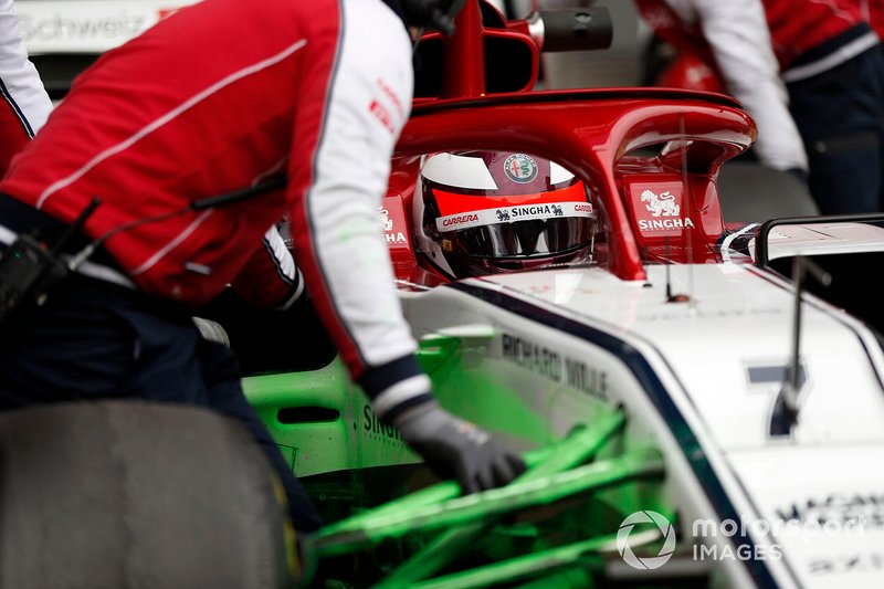 Kimi Raikkonen, Alfa Romeo Racing C38, avec de la peinture aéro sur la suspension avant