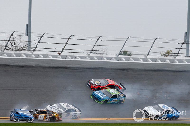 Crash, Martin Truex Jr., Joe Gibbs Racing, Toyota Camry Bass Pro Shops, Kyle Busch, Joe Gibbs Racing, Toyota Camry M&M's Chocolate Bar, Kyle Larson, Chip Ganassi Racing, Chevrolet Camaro Credit One Bank, Ryan Newman, Roush Fenway Racing, Ford Mustang Oscar Mayer Deli Fresh