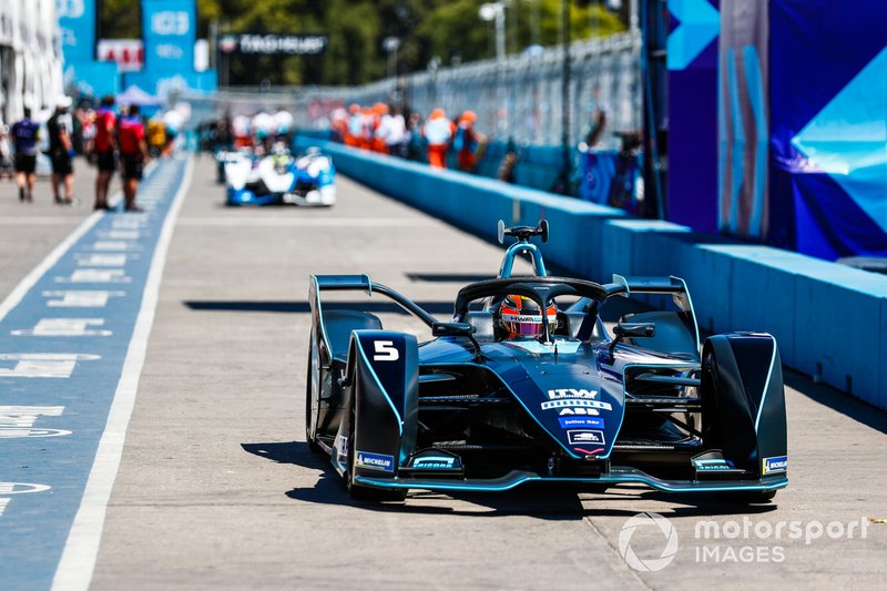 Stoffel Vandoorne, HWA Racelab, VFE-05, drives down the pit lane