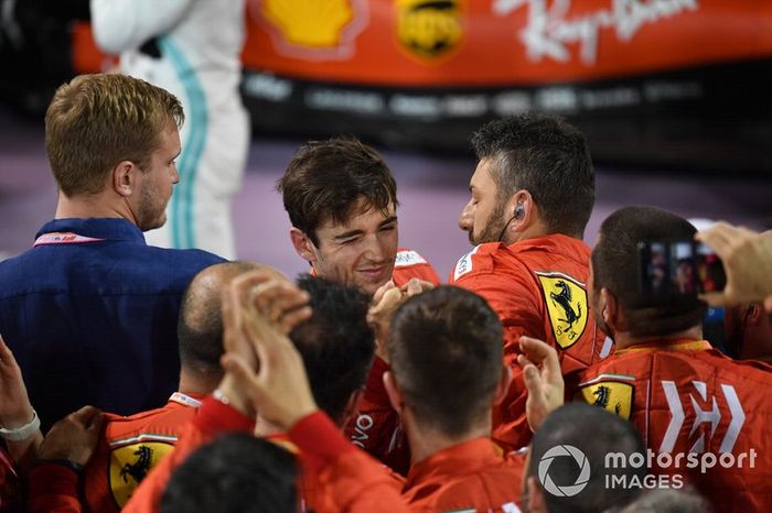 El equipo Ferrari con Charles Leclerc, Ferrari, tercero, en Parc Ferme