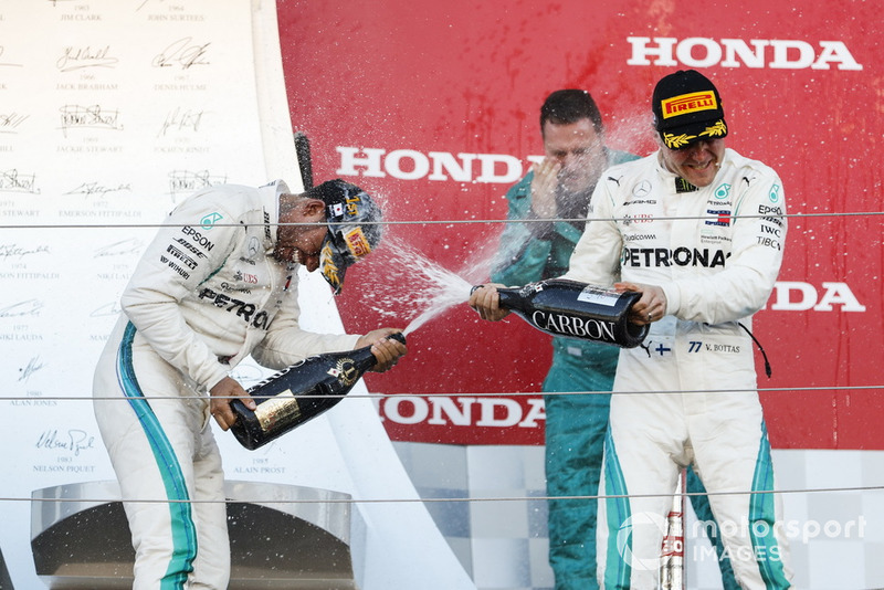 Il vincitore della gara Lewis Hamilton, Mercedes AMG F1, e il secondondo classificato Valtteri Bottas, Mercedes AMG F1, sruzzano lo Champagne sul podio