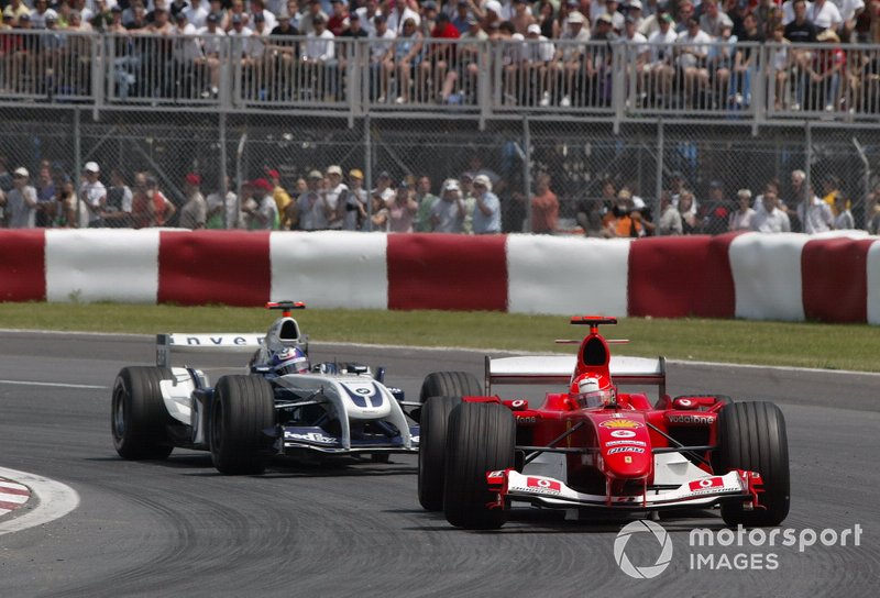 Michael Schumacher, Ferrari F2004, devant Juan Pablo Montoya, Williams BMW FW26