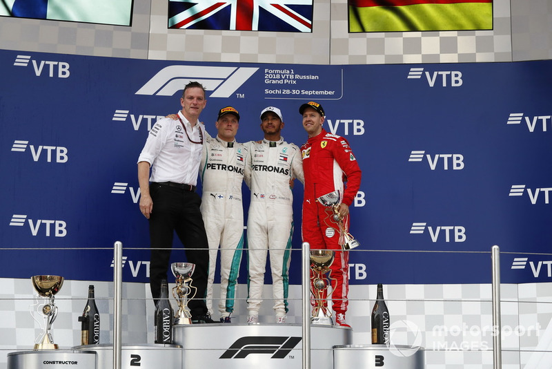 James Allison, Direttore tecnico Mercedes AMG F1, Valtteri Bottas, Mercedes AMG F1, Lewis Hamilton, Mercedes AMG F1 e Sebastian Vettel, Ferrari, sul podio
