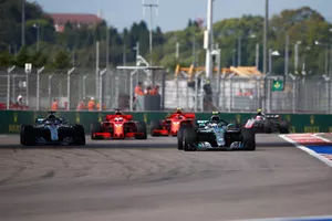 Valtteri Bottas, Mercedes AMG F1 W09, precede Lewis Hamilton, Mercedes AMG F1 W09, Sebastian Vettel, Ferrari SF71H, e Kimi Raikkonen, Ferrari SF71H