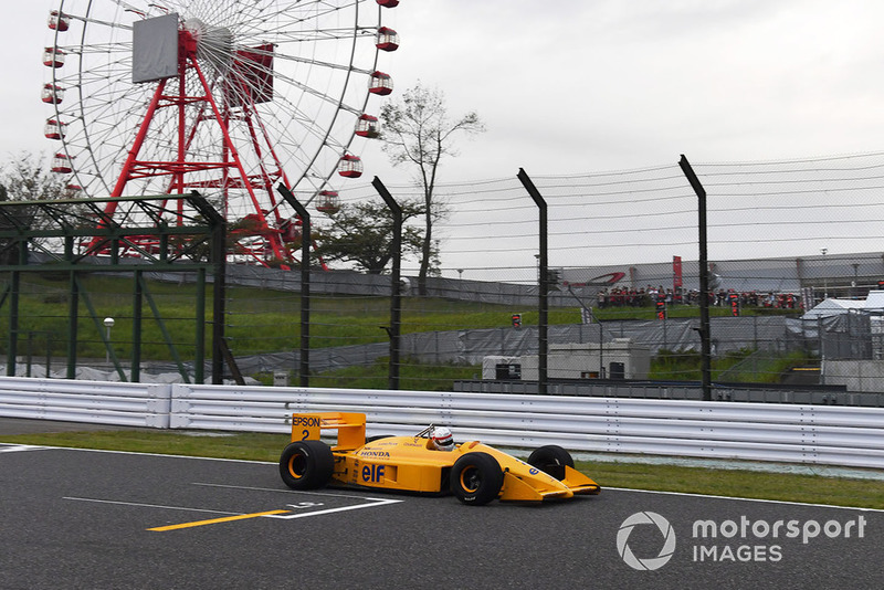 Satoru Nakajima, Lotus 100T tijdens een Legends-demo op Suzuka