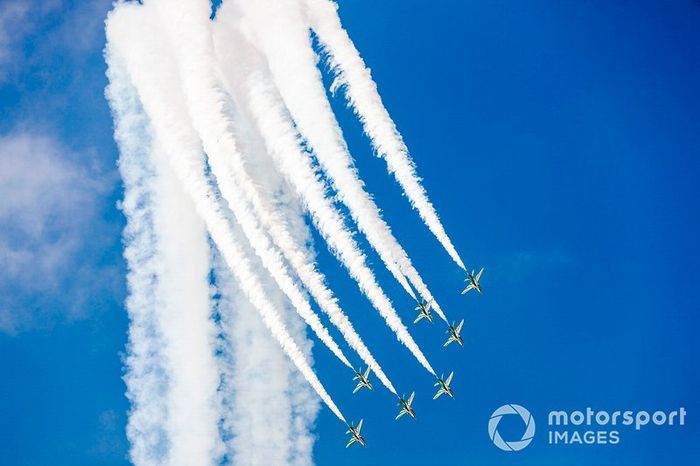 Un aviones sincronizados sobre el circuito.