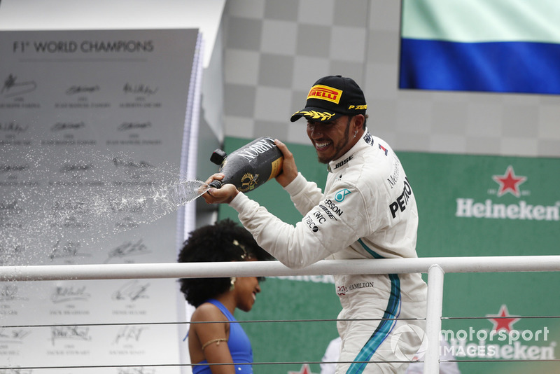 Lewis Hamilton, Mercedes AMG F1, festeggia sul podio con lo champagne