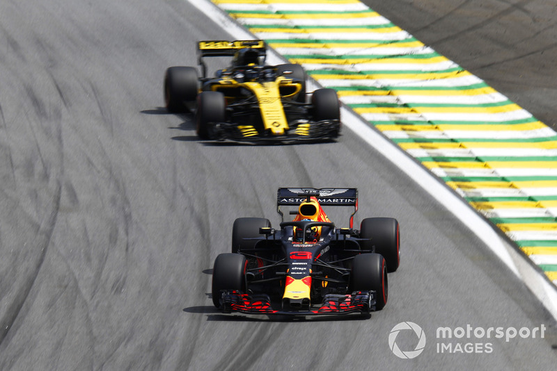 Daniel Ricciardo, Red Bull Racing RB14 and Nico Hulkenberg, Renault Sport F1 Team R.S. 18 