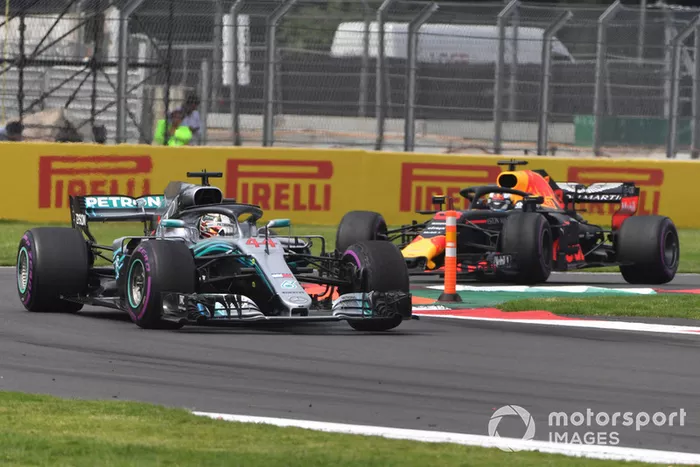 Lewis Hamilton, Mercedes-AMG F1 W09 y Daniel Ricciardo, Red Bull Racing RB14 
