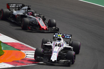 Sergey Sirotkin, Williams FW41 et Romain Grosjean, Haas F1 Team VF-18