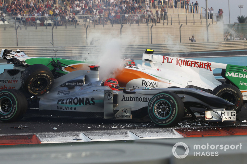 Michael Schumacher, Mercedes GP MGP W01 hace un trompo con Vitantonio Liuzzi, Force India VJM03