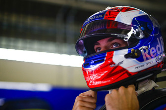 Pierre Gasly, Toro Rosso, ajuste son casque