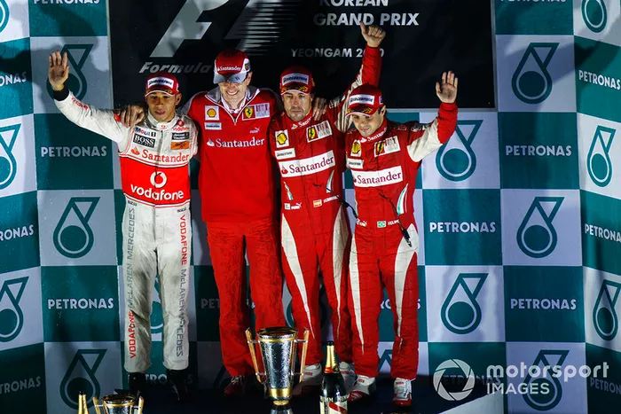 Podio: segundo lugar Lewis Hamilton, McLaren MP4-25 Mercedes, Chris Dyer ingeniero Ferrari, ganador Fernando Alonso, Ferrari F10, tercer lugar Felipe Massa, Ferrari F10