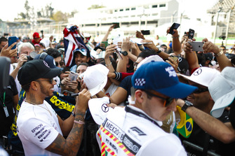Lewis Hamilton, Mercedes AMG F1, firma un autografo