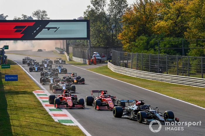 Lewis Hamilton, Mercedes W12, Charles Leclerc, Ferrari SF21, Carlos Sainz Jr., Ferrari SF21