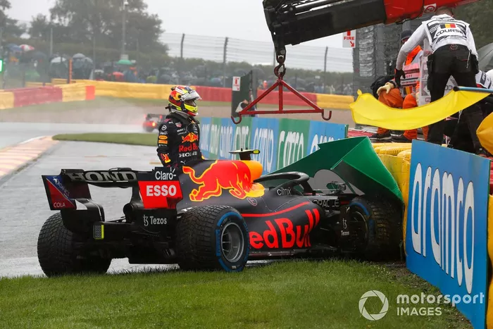 Sergio Pérez, Red Bull Racing RB16B, choca de camino a la parrilla