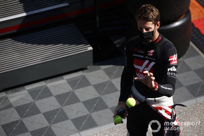 Romain Grosjean, Haas F1, realiza un ejercicio de entrenamiento de reflejos antes del FP2