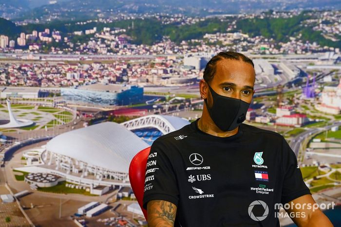 Lewis Hamilton, Mercedes-AMG F1, en la conferencia de prensa