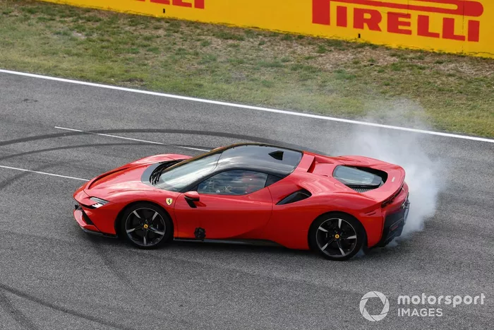 Sebastian Vettel, Ferrari, hace unas donuts en el SF90 Stradale