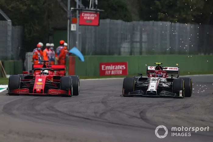 Sebastian Vettel, Ferrari SF1000, y Antonio Giovinazzi, Alfa Romeo Racing C39