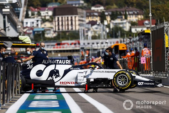 El coche de Daniil Kvyat, AlphaTauri AT01, en el pitlane