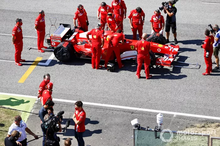 Charles Leclerc, de Ferrari, es entrevistado mientras el equipo de Ferrari prepara a Mick Schumacher para conducir el Ferrari F2004, con el que ganó el campeonato su padre