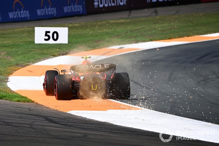 Sergio Pérez, Red Bull Racing RB18, echa chispas