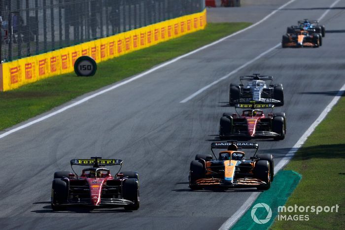 Charles Leclerc, Ferrari F1-75, Daniel Ricciardo, McLaren MCL36, Carlos Sainz, Ferrari F1-75