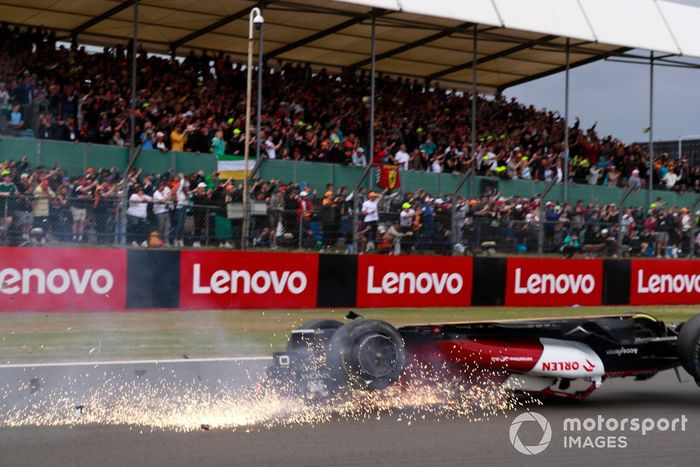 Zhou Guanyu, Alfa Romeo C42 se estrella en la arrancada