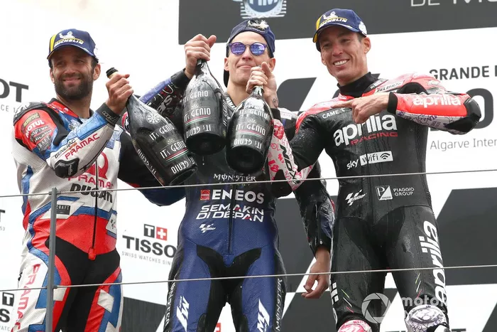 Podio: segundo lugar Johann Zarco, Pramac Racing, ganador Fabio Quartararo, Yamaha Factory Racing, tercer lugar Aleix Espargaró, Aprilia Racing Team