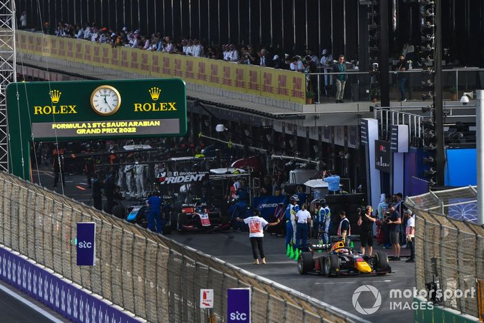 Liam Lawson, Carlin detenido en el pit lane