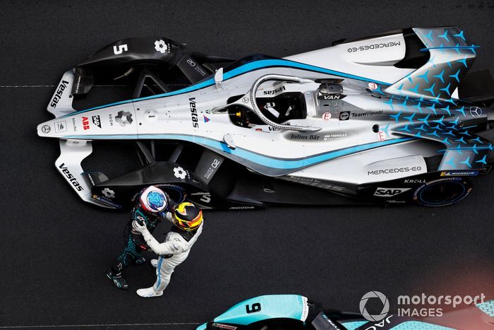 Mitch Evans, Jaguar Racing, 2ª posición, Stoffel Vandoorne, Mercedes-Benz EQ, 1ª posición, se felicitan mutuamente tras la carrera