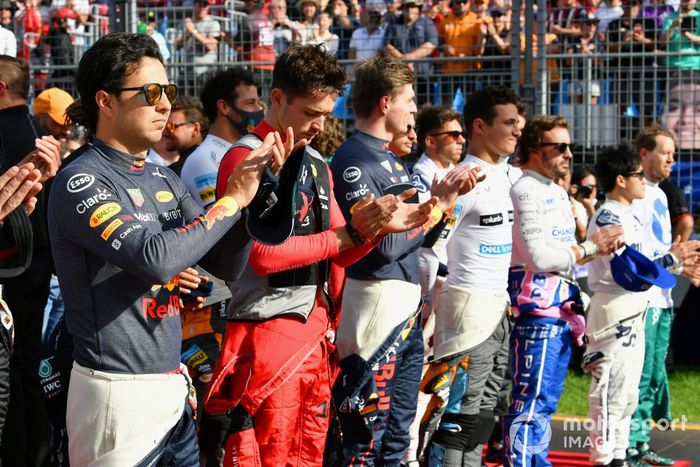 Valtteri Bottas, Alfa Romeo F1 Team, Sergio Pérez, Red Bull Racing, Charles Leclerc, Ferrari, Max Verstappen, Red Bull Racing, y los otros pilotos en la ceremonia previa a la salida