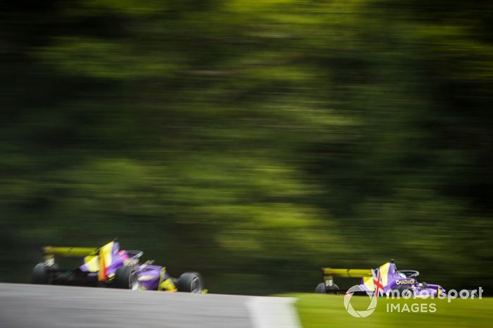 Jamie Chadwick y Sarah Bovy 
