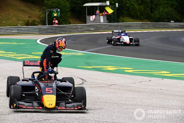 Liam Lawson, Hitech Grand Prix, abandona con problemas de motor